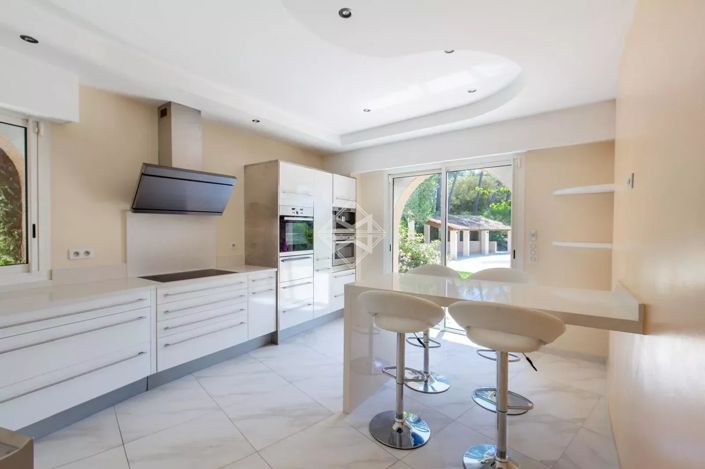 Image No.24-7 Bed House for sale