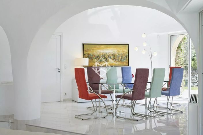 Image No.8-7 Bed House for sale