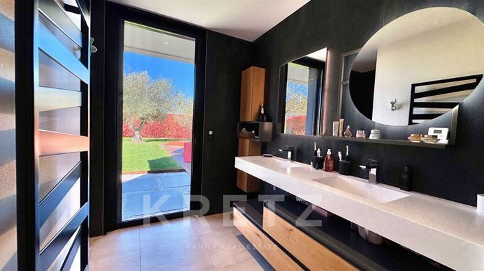 Image No.8-4 Bed House for sale