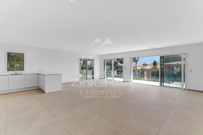 Image No.6-5 Bed House for sale