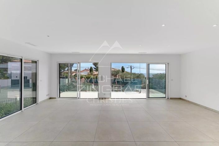 Image No.7-5 Bed House for sale