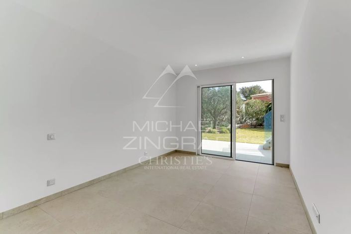 Image No.8-5 Bed House for sale