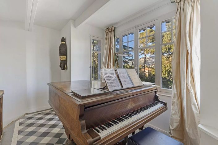 Image No.6-5 Bed House for sale