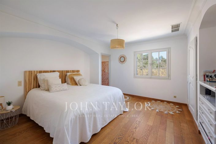 Image No.15-8 Bed House for sale