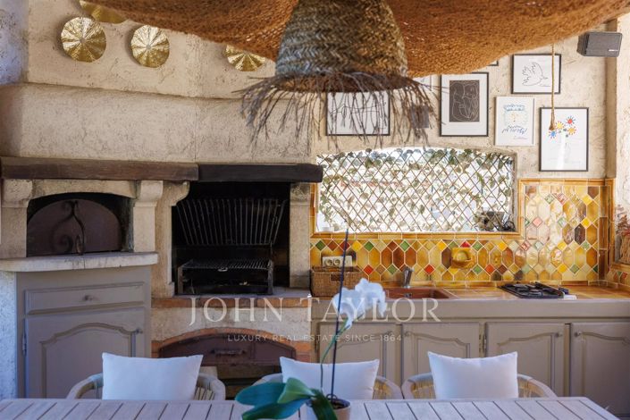 Image No.6-8 Bed House for sale