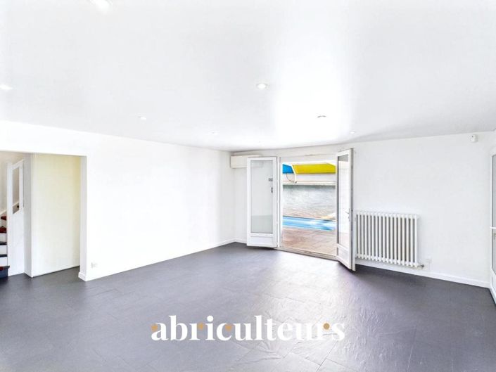 Image No.8-5 Bed House for sale