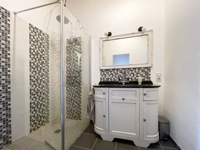 Image No.12-8 Bed Property for sale