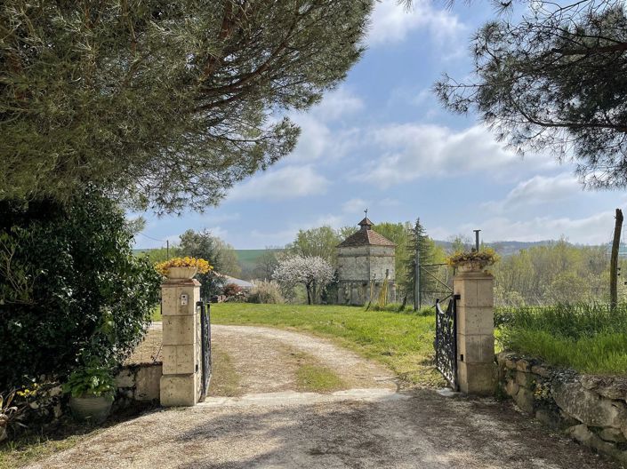 Image No.20-8 Bed Property for sale