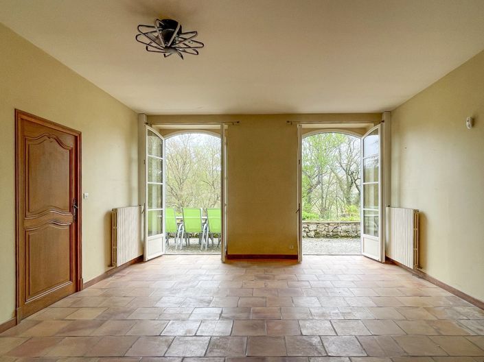 Image No.7-8 Bed Property for sale