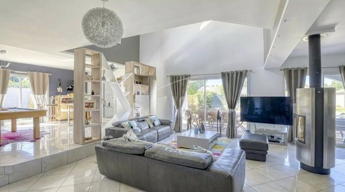 Image No.2-4 Bed House for sale