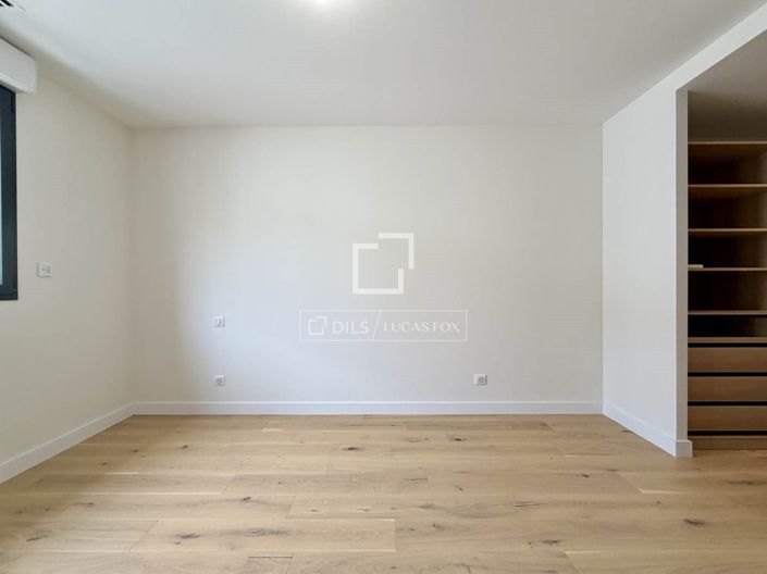 Image No.18-4 Bed House for sale