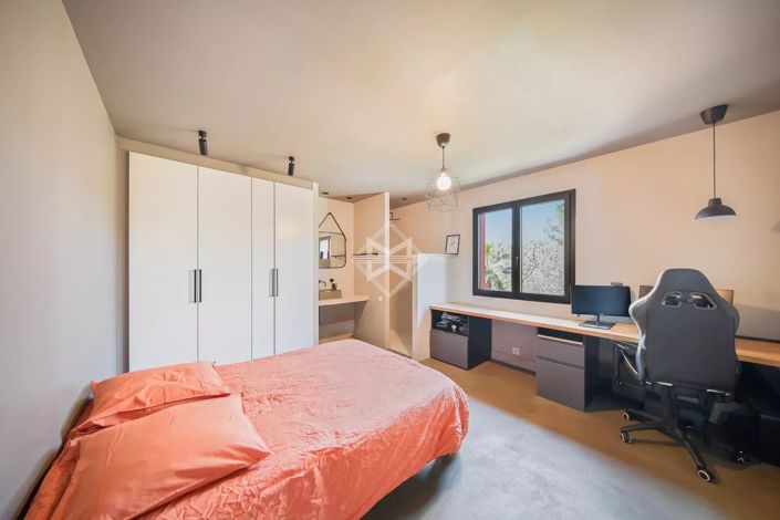 Image No.10-8 Bed House for sale