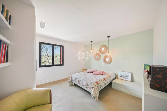 Image No.11-8 Bed House for sale