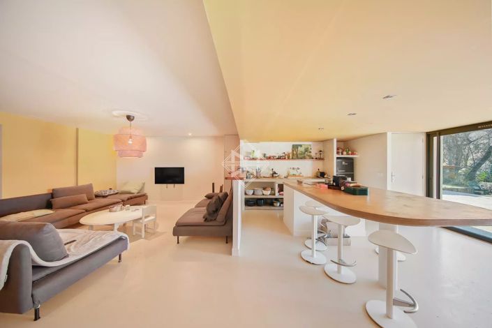 Image No.7-8 Bed House for sale