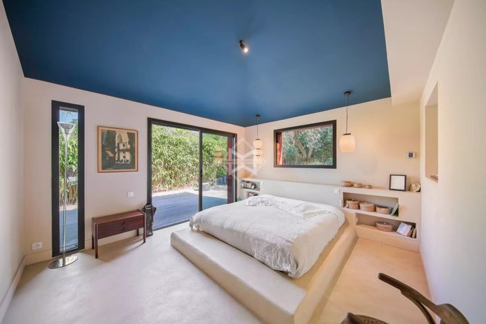 Image No.8-8 Bed House for sale