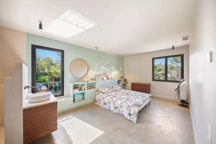 Image No.9-8 Bed House for sale