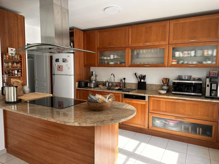 Image No.6-5 Bed House for sale