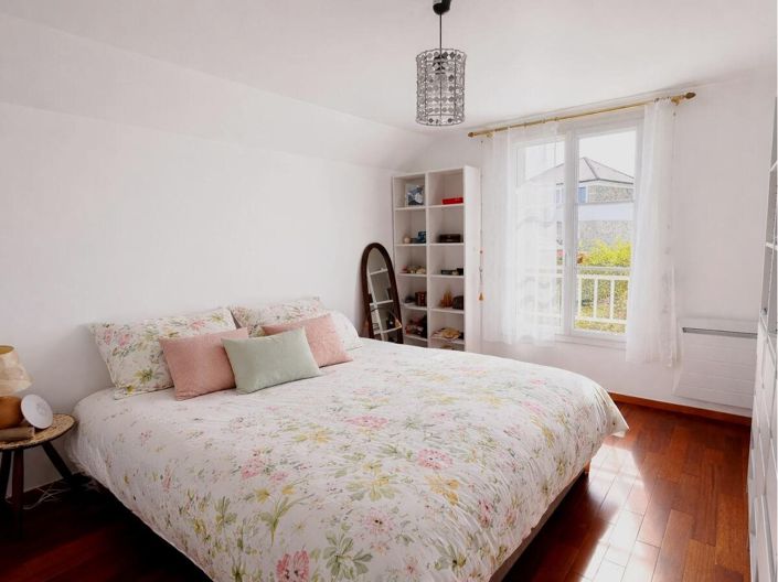 Image No.8-5 Bed House for sale