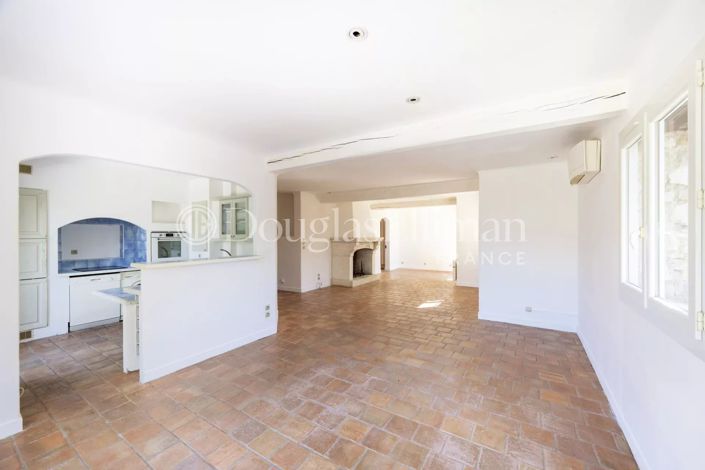 Image No.8-5 Bed House for sale