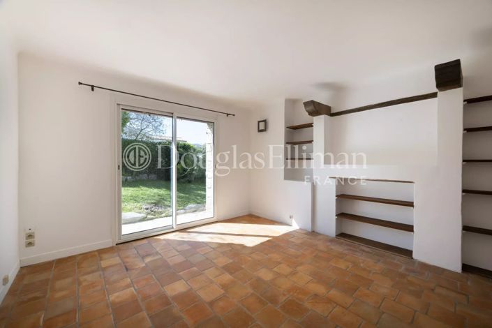 Image No.9-5 Bed House for sale