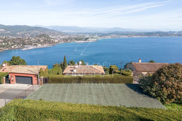 Image No.8-8 Bed House for sale