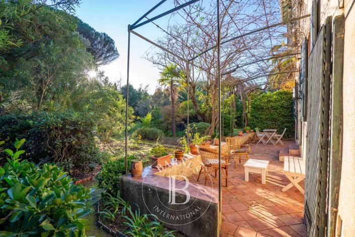 Image No.6-5 Bed House for sale