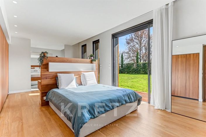 Image No.11-5 Bed Property for sale