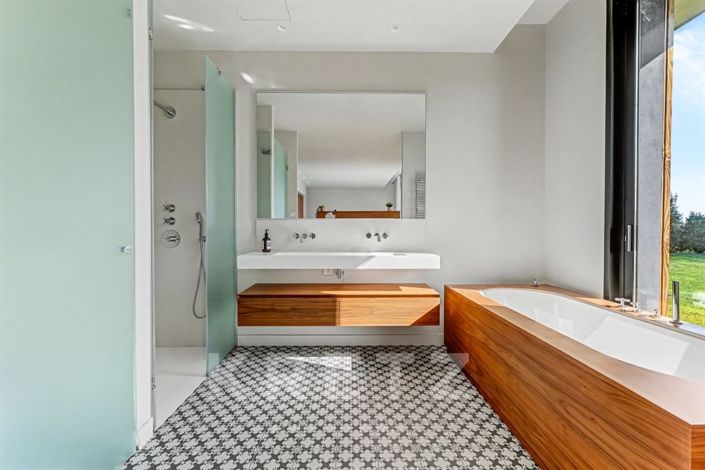 Image No.12-5 Bed Property for sale