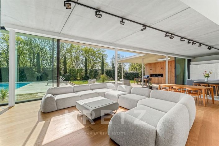 Image No.3-5 Bed Property for sale