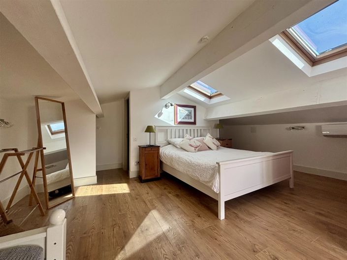 Image No.27-6 Bed House for sale