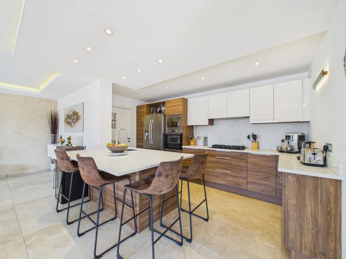 Image No.6-4 Bed House for sale