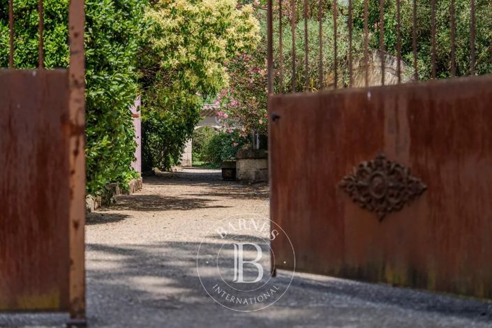 Image No.2-8 Bed House for sale