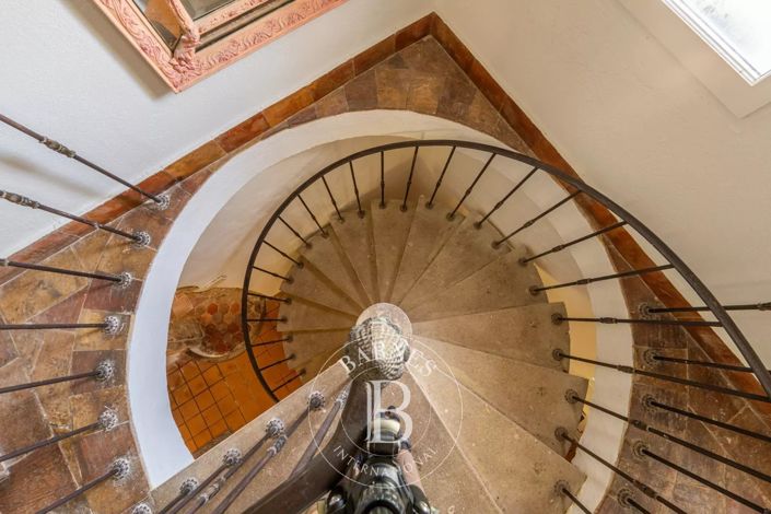 Image No.5-8 Bed House for sale