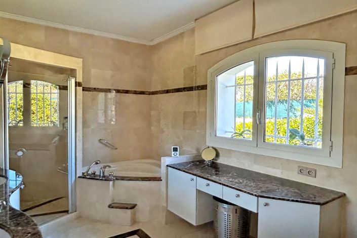 Image No.17-4 Bed House for sale