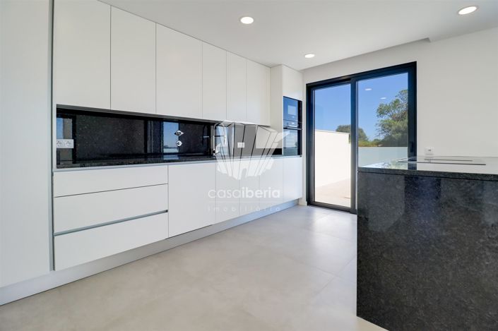 Image No.15-4 Bed House for sale