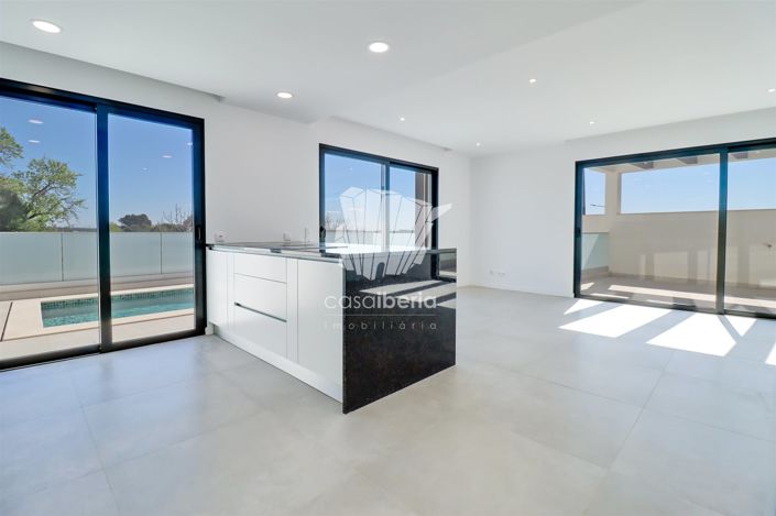 Image No.17-4 Bed House for sale