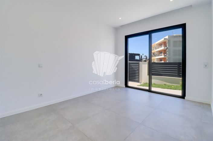 Image No.20-4 Bed House for sale