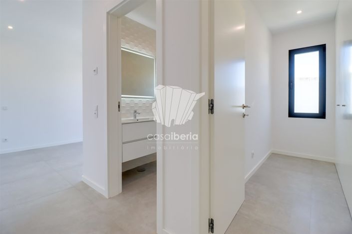 Image No.23-4 Bed House for sale