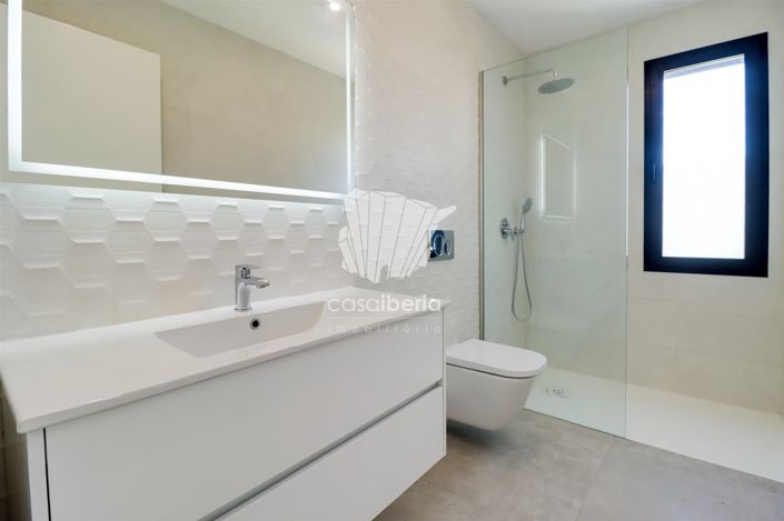 Image No.25-4 Bed House for sale