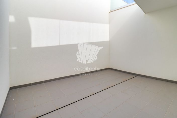 Image No.40-4 Bed House for sale