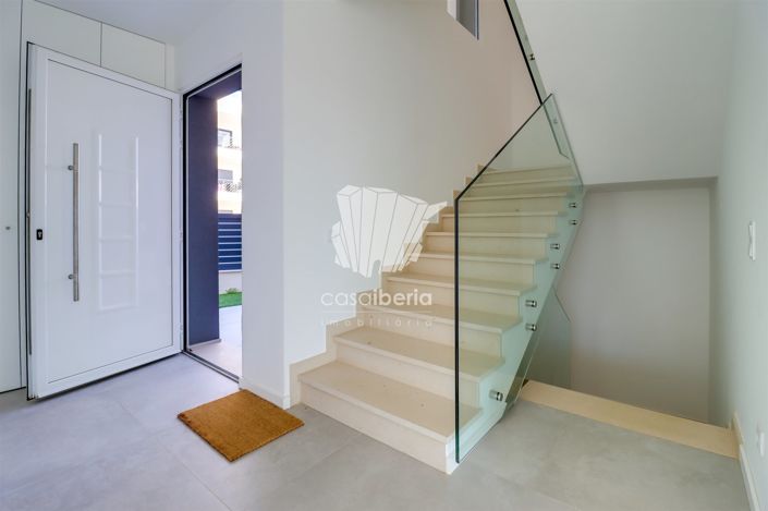 Image No.16-4 Bed House for sale