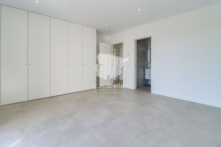 Image No.18-4 Bed House for sale