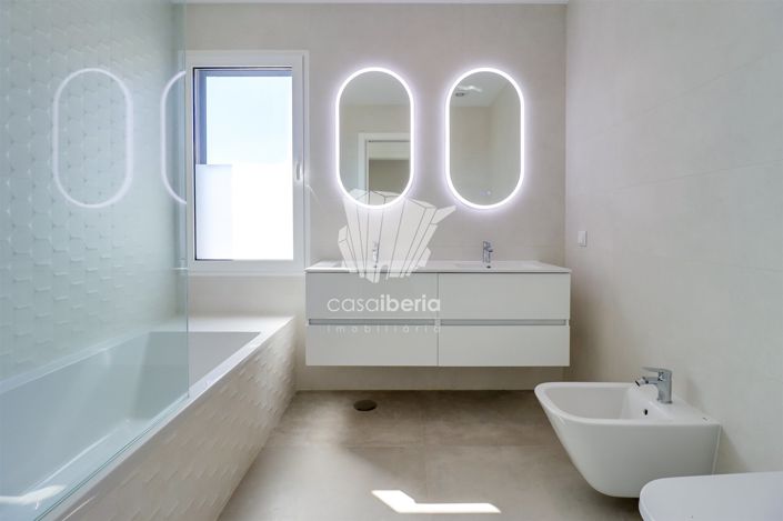 Image No.21-4 Bed House for sale