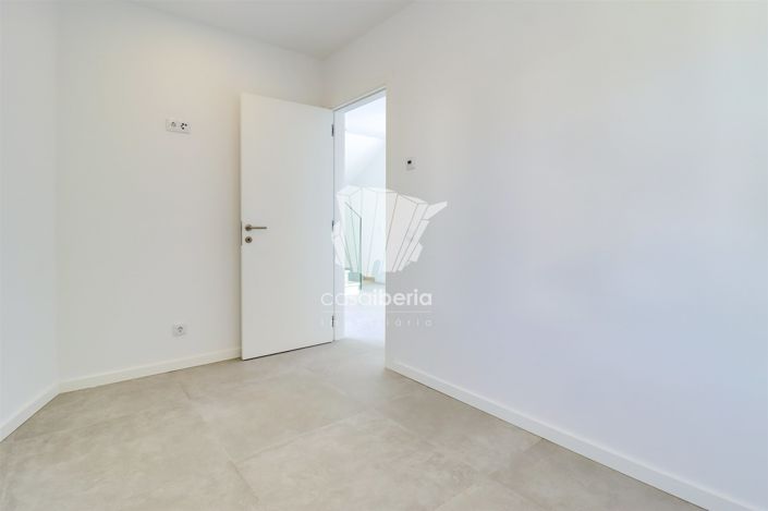 Image No.3-4 Bed House for sale