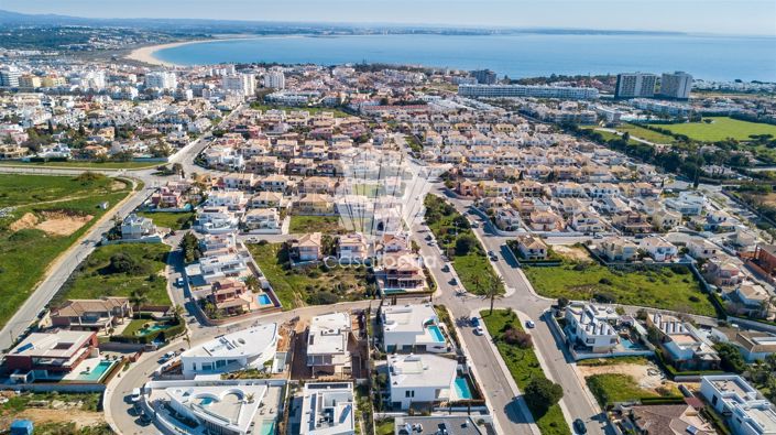 Image No.10-3 Bed House for sale