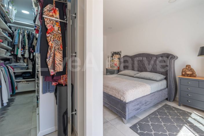 Image No.30-4 Bed House for sale