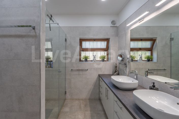 Image No.33-4 Bed House for sale