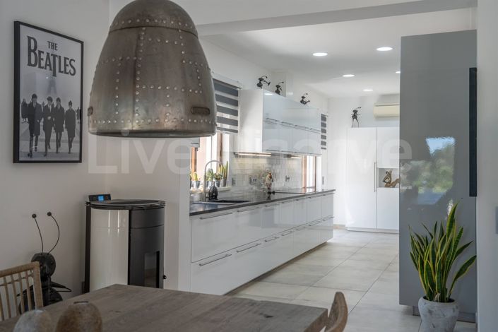 Image No.8-4 Bed House for sale