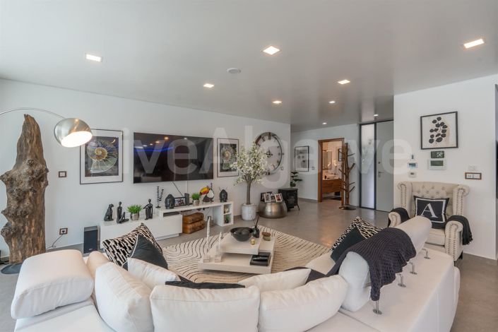 Image No.11-5 Bed House for sale