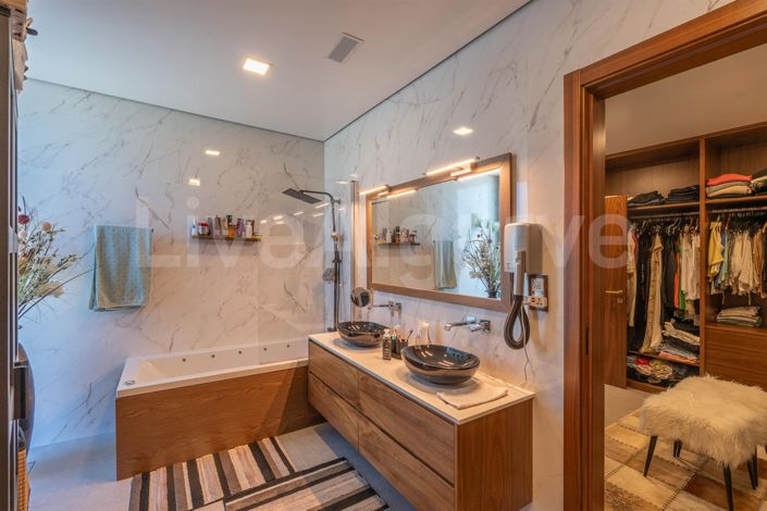 Image No.16-5 Bed House for sale